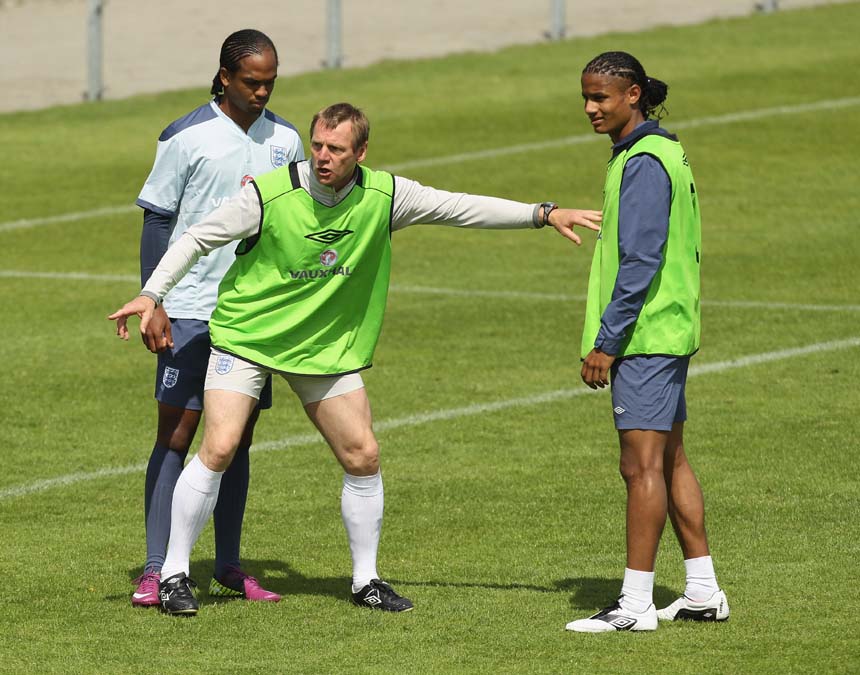 Stuart Pearce speaks to Michael Mancienne and Nathan Delfouneso in training.